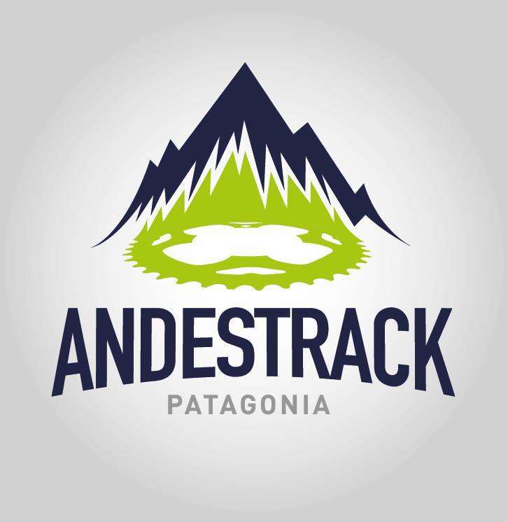  el logo de Andestrack Patagonia combina un símbolo de montaña con un plato de bicicleta, sugiriendo actividades de aventura en la naturaleza patagónica, posiblemente relacionadas con el ciclismo de montaña o el senderismo.