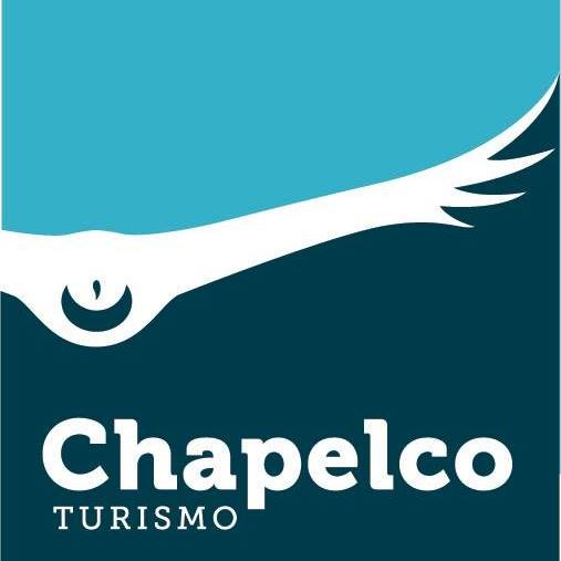 el logo de Chapelco Turismo combina la imagen de un cóndor blanco en vuelo sobre un fondo celeste con el nombre "Chapelco Turismo" en blanco sobre un fondo azul oscuro, evocando la naturaleza, la libertad y la región de Chapelco.