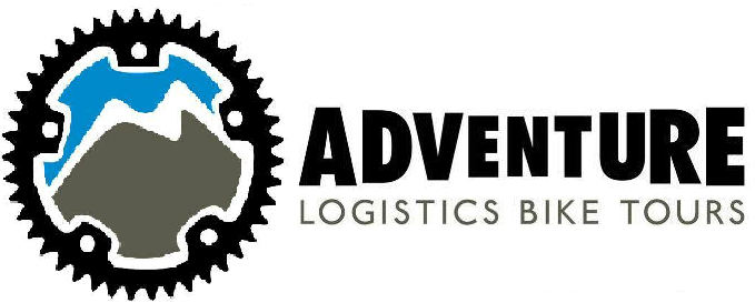 El logo de Adventure Logistics Bike Tours combina un símbolo de bicicleta (el plato dentado) con un paisaje de montaña, utilizando colores contrastantes para representar una empresa que ofrece tours de bicicleta de aventura en la naturaleza.