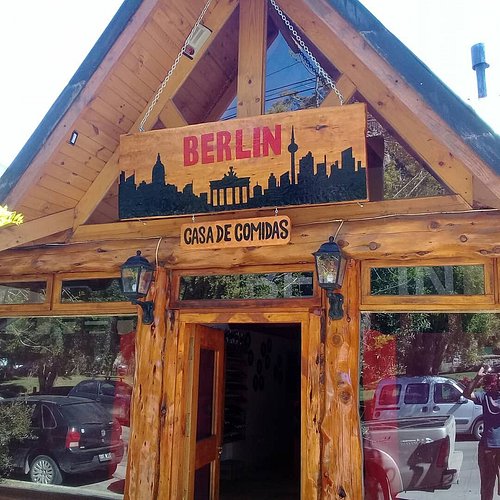 Berlin - Fachada en cabaña de madera donde funciona rotisería Berlín.