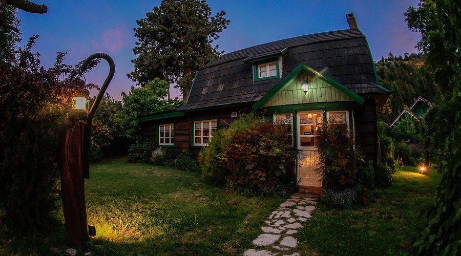 Domingo - Cabaña en un gran jardín estilo alpino donde funciona el restaurante Domingo.