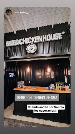 Fried Chicken House - La imagen muestra un pequeño local comercial con diseño moderno e industrial. En la parte superior, un letrero negro con letras grandes y blancas