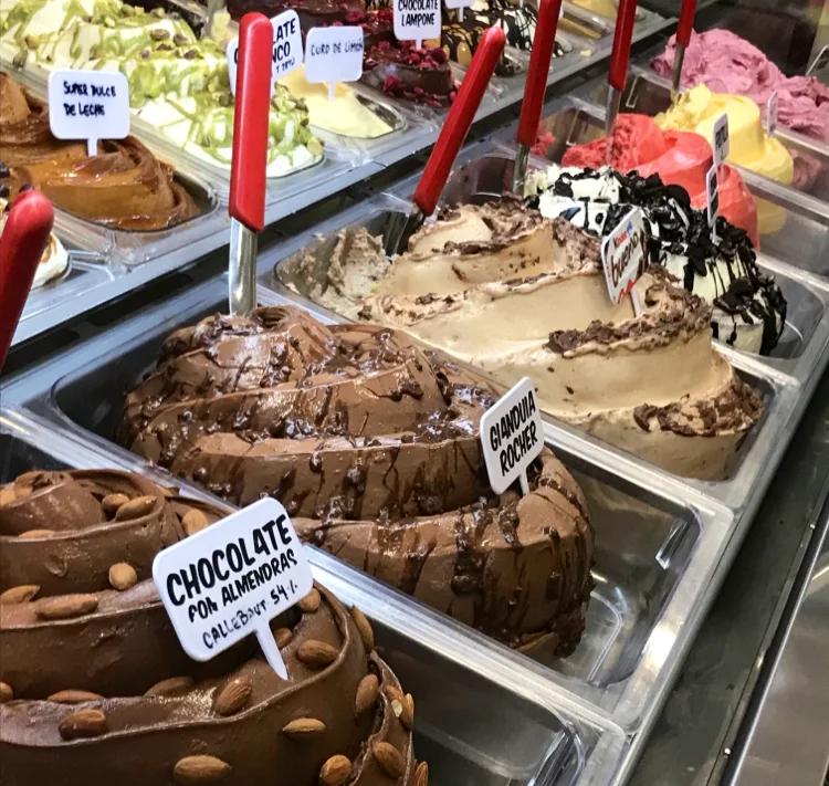 Heladería San Martín - varias bandejas con helado.