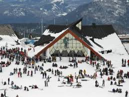 La Base - Imagen de restaurante en la montaña con un paisaje nevado en la base del cerro Chapelco.