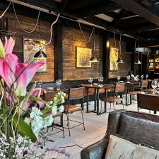 La Bernardita - Interior de restaurante La Bernardita con estilo rústico y a la vez moderno, con sillas de metal y madera al igual que las paredes y techos.