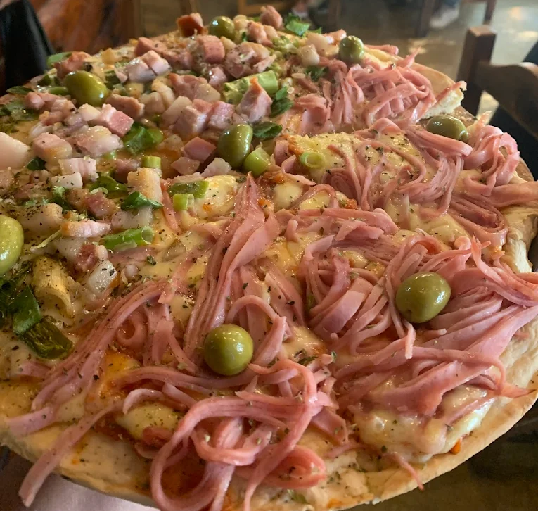 Pizza Bar - Una pizza de jamón con aceitunas.