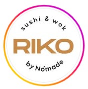 Riko Sushi Wok - Logo con fondo blanco en forma de círculo con el nombre del comercio gastronómico Riko Sushi Wok By nómade, las letras son en color pastel.