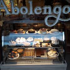 Abolengo - Vitrina con tortas y cosas dulces.