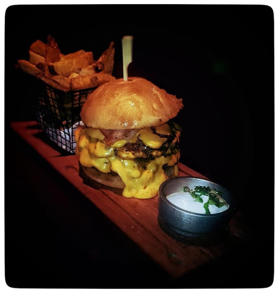 Bunker - Imagén de hamburguesa servida en un restaurante.