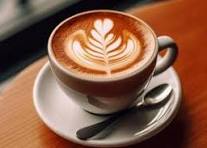 Forastera - Imágen de un café servido en una taza grande sobre la mesa de una confitería.