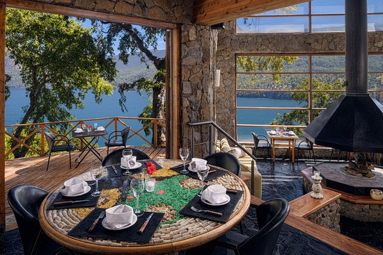 Caleuche - Mesa preparada con utensillos en el interior de un restaurante