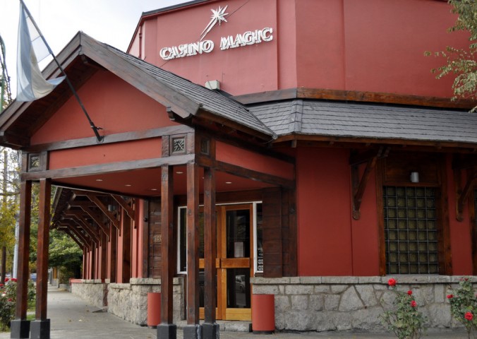 Casino Magic - Esquina donde se encuentra el casino, con paredes en la parte inferior cubierto con piedras y en la parte superior pintado de bordó. Techos a dos aguas.