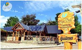 Confitería Restaurante Vieja Deli - Esquina con una confitería de techos negros estilo alpino y paredes de madera al igual que sus columnas y deck.