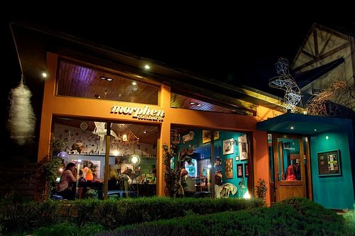 Morphen - Restaurantes con grandes ventanales y paredes con colores cálidos, interior bien iluminado.