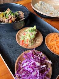 Ohana - Mesa servida con distintos platos de comidas.