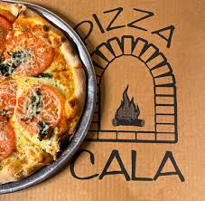 Pizza Cala San Martín de los Andes - Foto con el logo de Pizza cala y se ve una pizza.