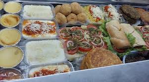 El Pollo Loko - Imagen de comida de rotisería en bandejas.