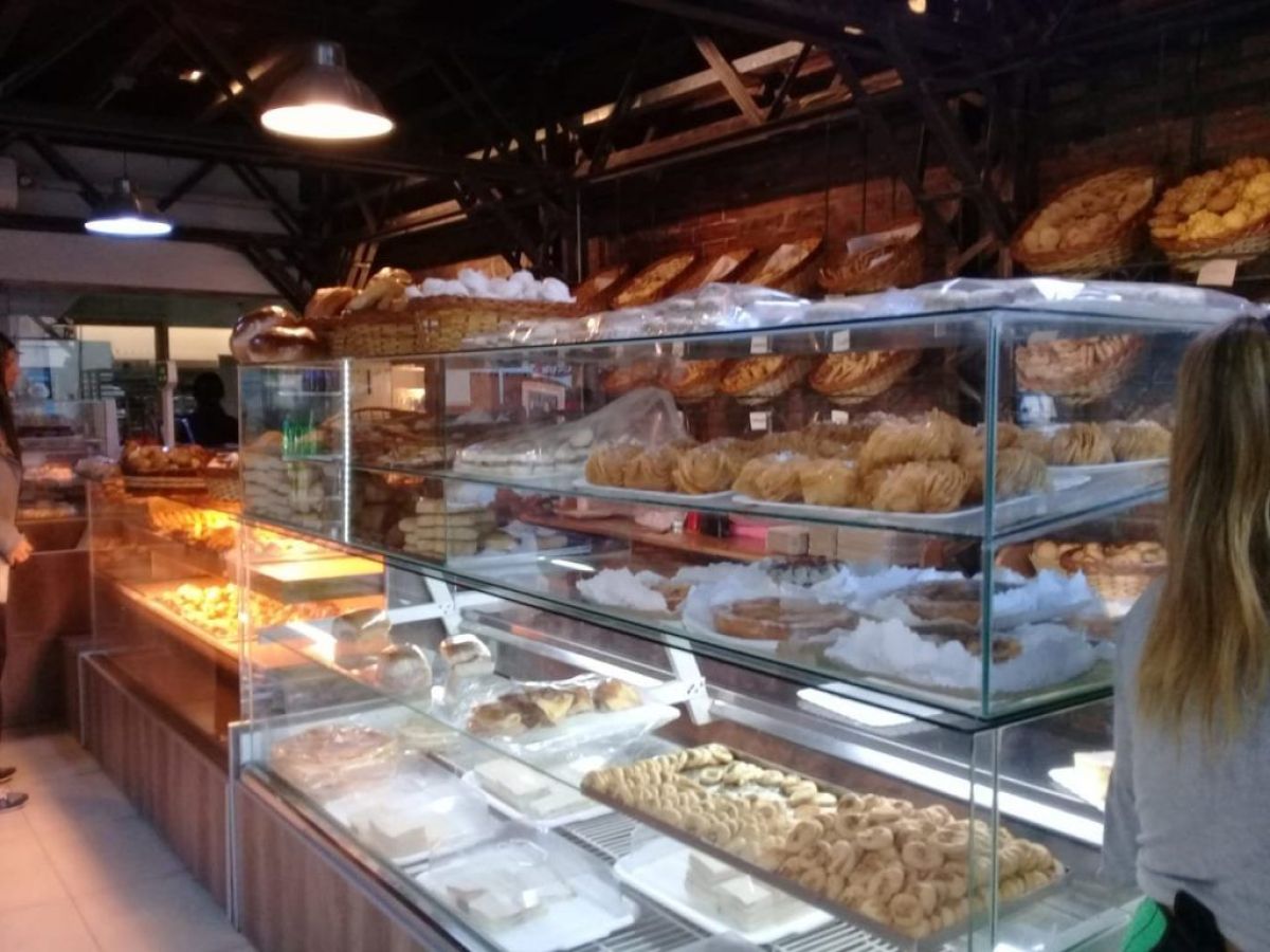 Suyai - Vitrina en una panadería, con pastelería y panes a la vista.