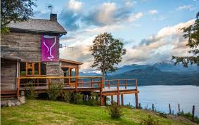 Wine Bar de Paihuen - Cabaña en la montaña con vista al lago.