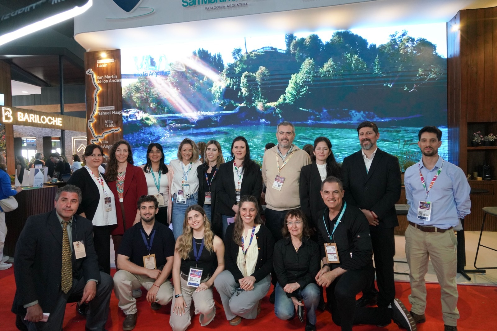 Grupo de trabajo pozando para la foto.